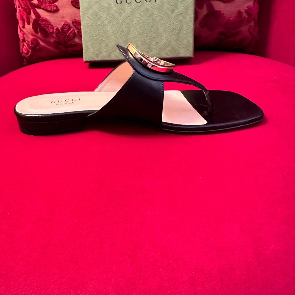 Gucci Black Sandals with Gold Logo - Picture 5 of 10